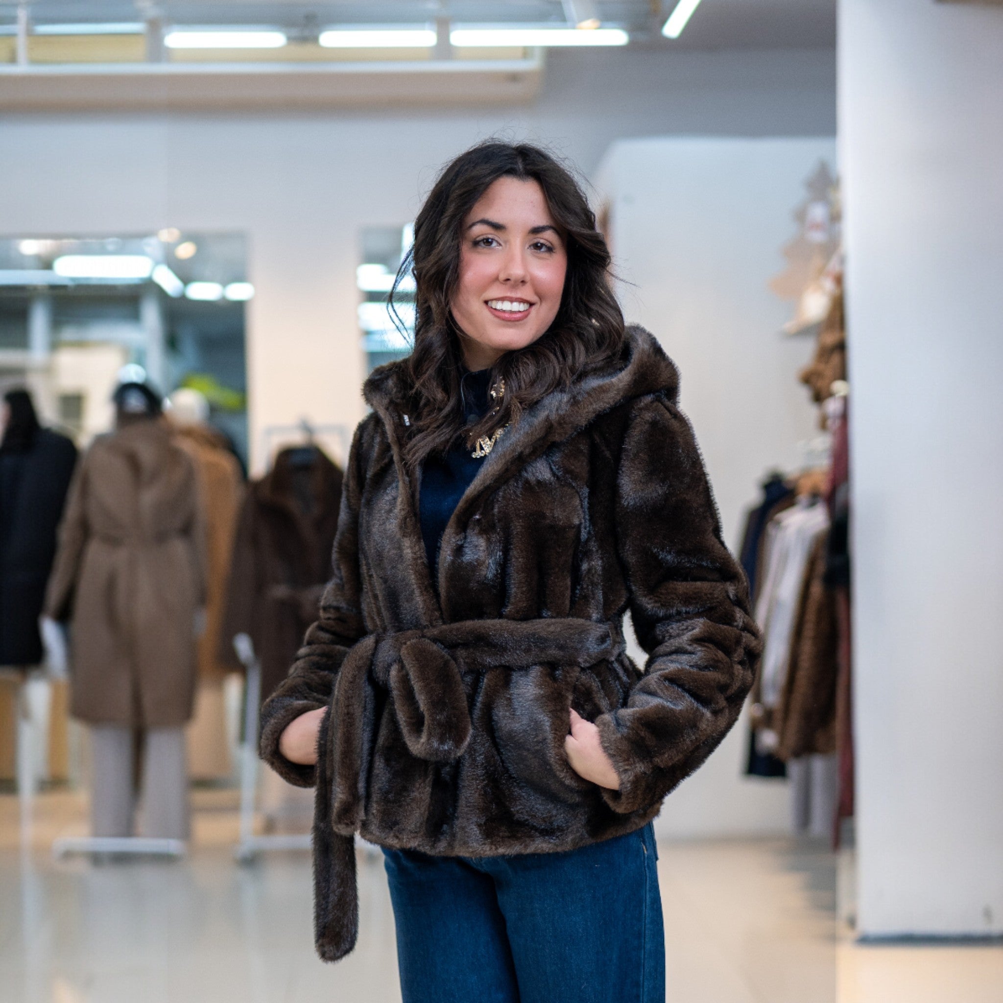 Ecopelliccia corta con cintura